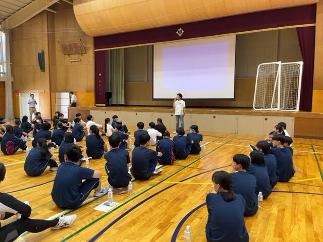 大学生がレクリエーションについて説明している様子!