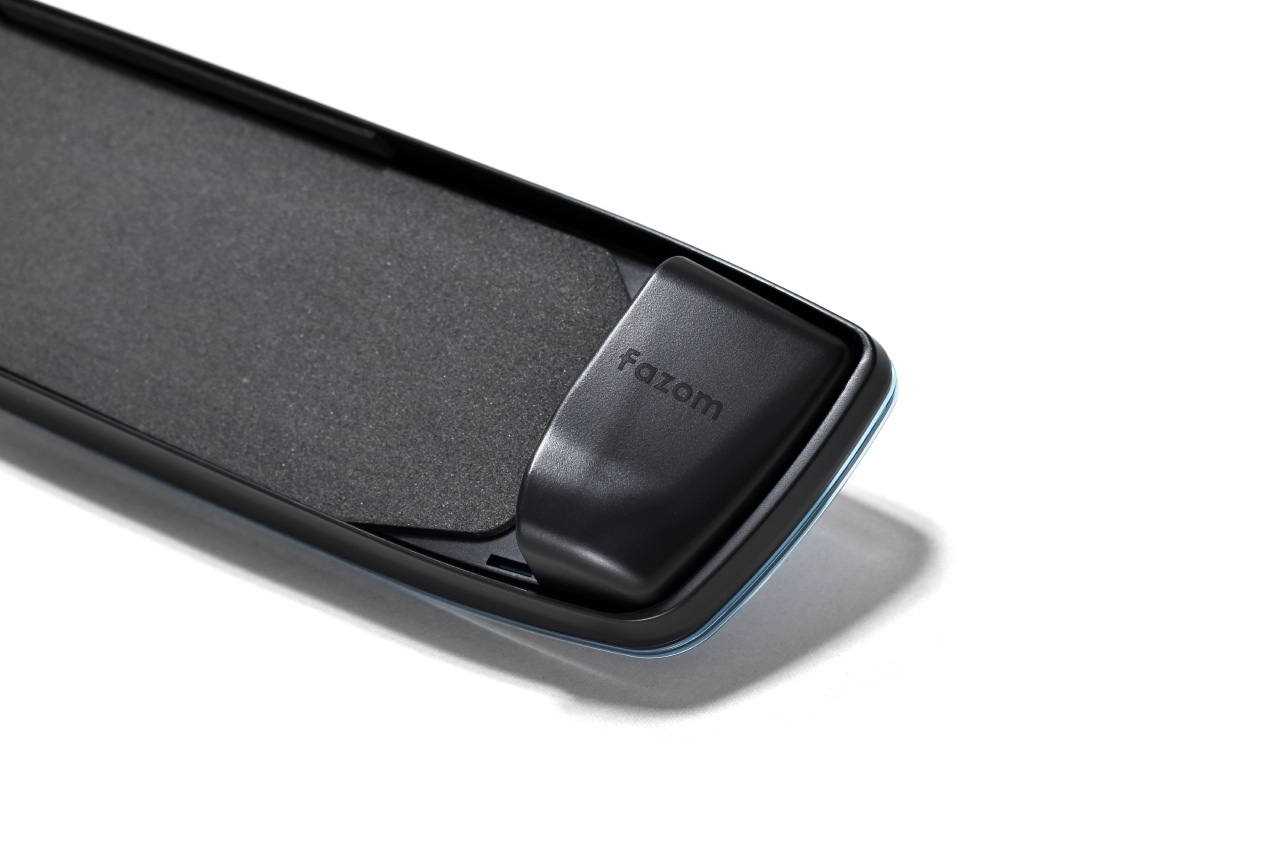 本体同色のロゴ