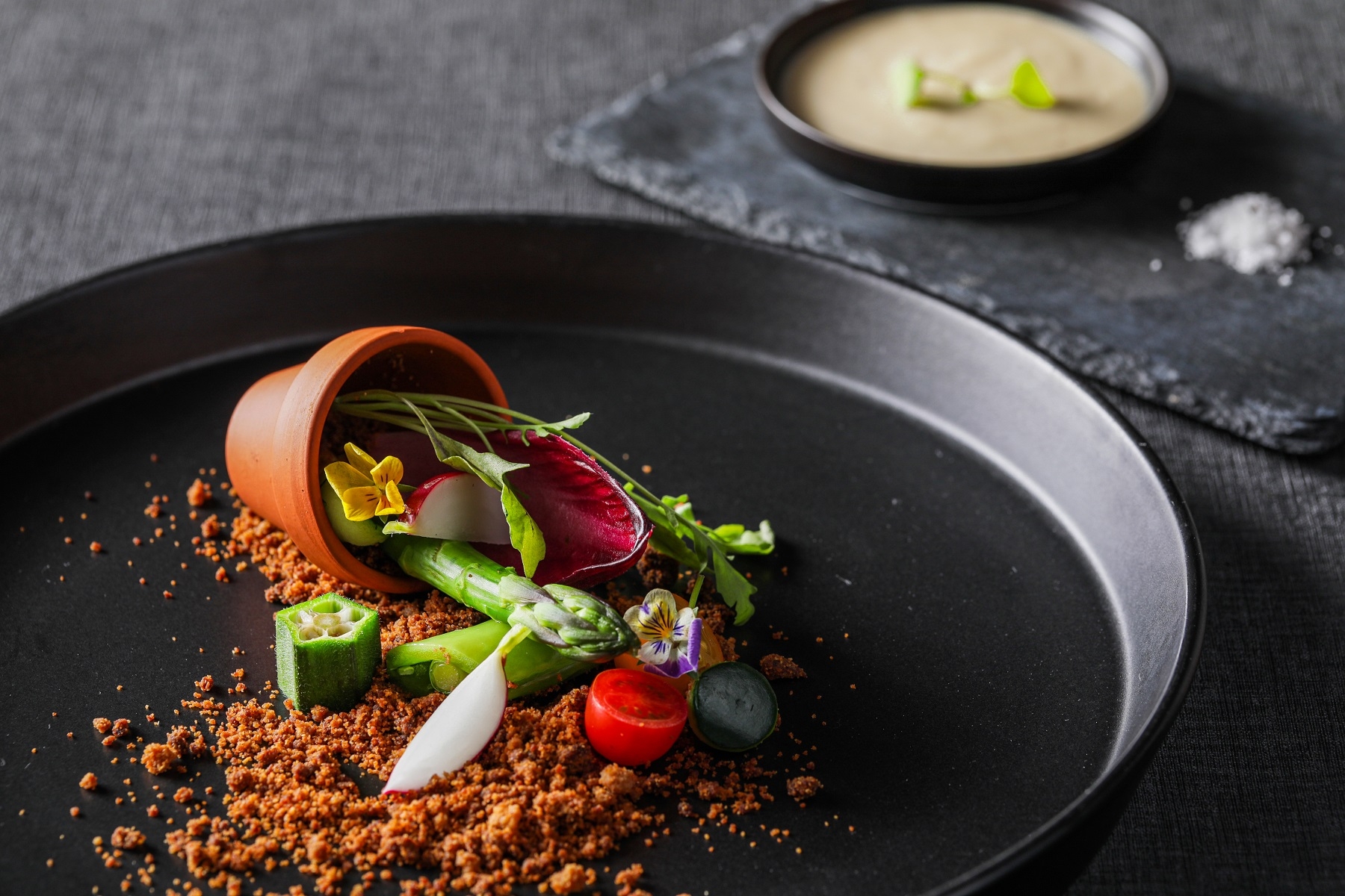 ▲ファーストディッシュ: アスパラやラディッシュ、赤黄アメーラビーンズなど彩り鮮やかな10種の夏野菜を使い“夏畑”をイメージした一品。全ての野菜を美味しく召し上がって頂く為、個々の食材の特性を活かした仕上げに。