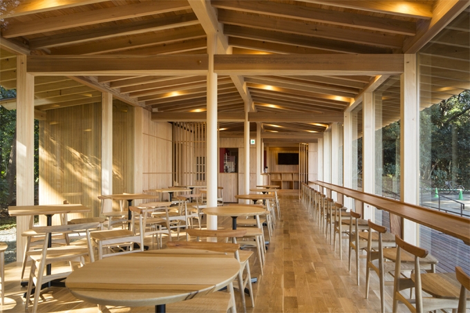 枯損木を用いた家具(写真:齋部功)