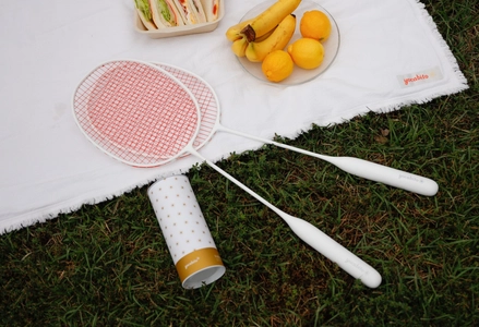 大切な人と過ごす冬ギフトにおすすめ。白×オレンジの“映え”デザインのバドミントンで、アクティブな団欒を。