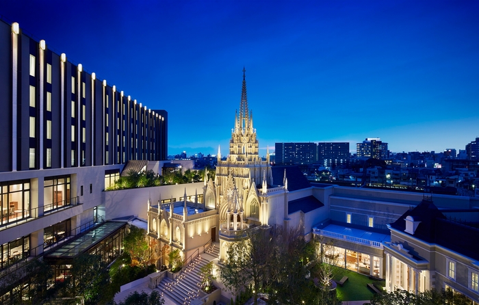 ライトアップされたロマンチックな大聖堂