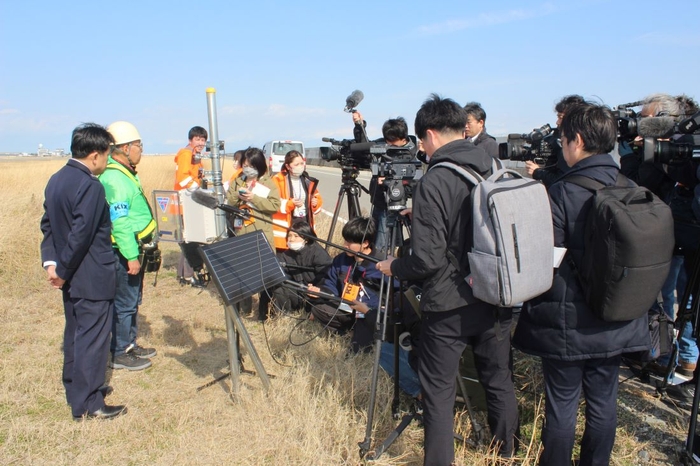 報道陣の取材を受ける辻教授