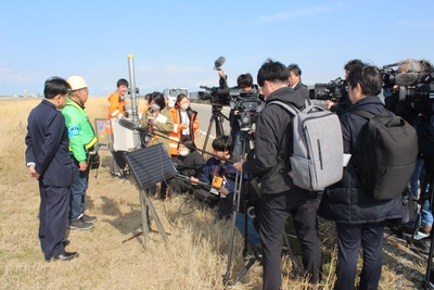 報道陣の取材を受ける辻教授