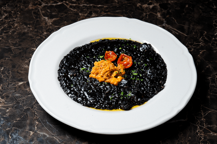 ウニとセミドライトマトのイカスミリゾット