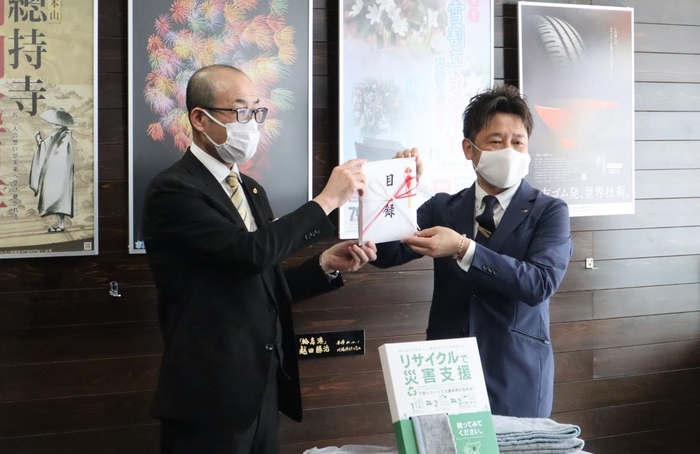2021年3月25日に開催された贈呈式の様子(左:坂口副市長(当時)、右:加納店長)