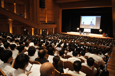 会場では約1,500名の社員が授業を見て投票した