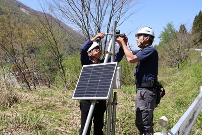 熊ソニックを組み上げる辻特担教授（左）とT.M.WORKSの渡邊孝夫さん（右）