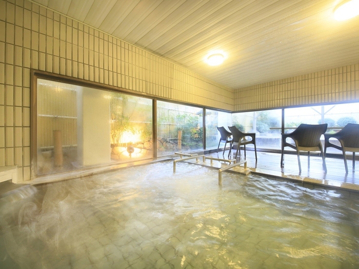 陽光たっぷりの開放的な<大浴場>