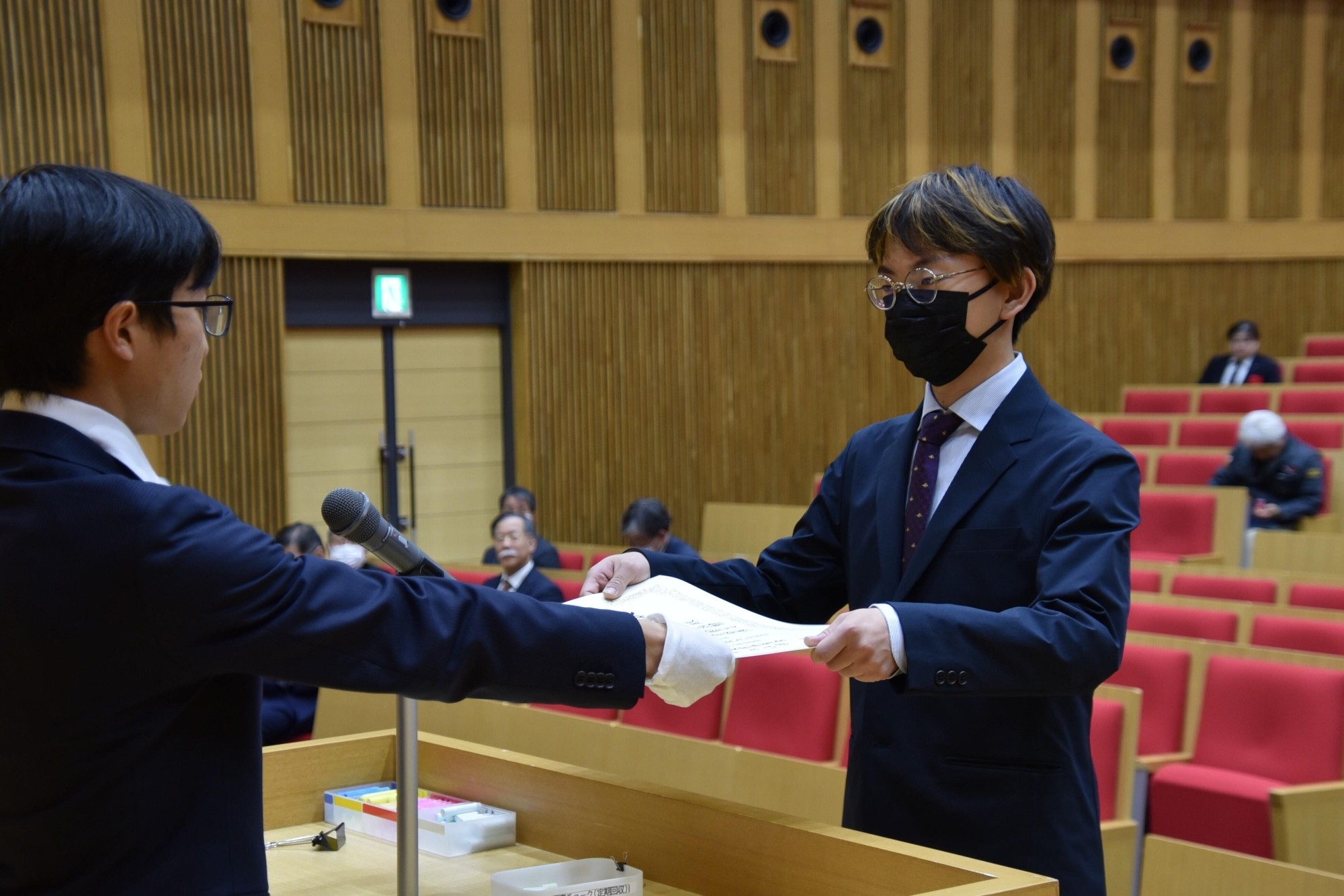 新人賞の受賞者を代表して賞状を受け取るライフル射撃部の荒木啓介さん(経営学部1年)