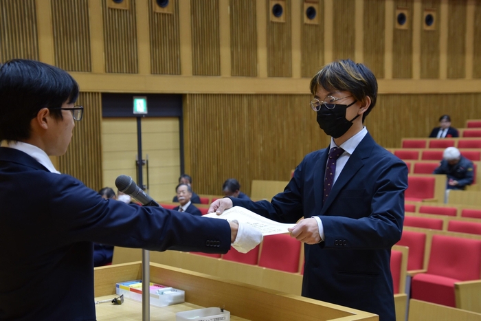 新人賞の受賞者を代表して賞状を受け取るライフル射撃部の荒木啓介さん(経営学部1年)