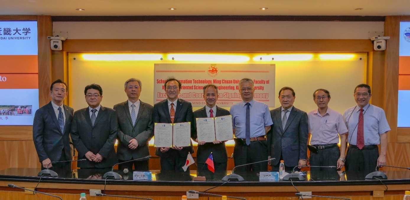 覚書締結時の記念撮影の様子 左から、近畿大学福岡キャンパス学生センター長 真木隆文、近畿大学電気電子工学科長 喜屋武毅、 銘傳大学半導體應用學士學位學程主任 邱福千、近畿大学産業理工学部長 依田浩敏、 銘傳大学資訊學院院長 李開暉、銘傳大学専任講座教授 劉國偉、銘傳大学日本教育文化中心主任 馮彥國、 銘傳大学半導體應用學士學位學程副教授 黃至堯、銘傳大学國際教育交流處處長 劉廣華
