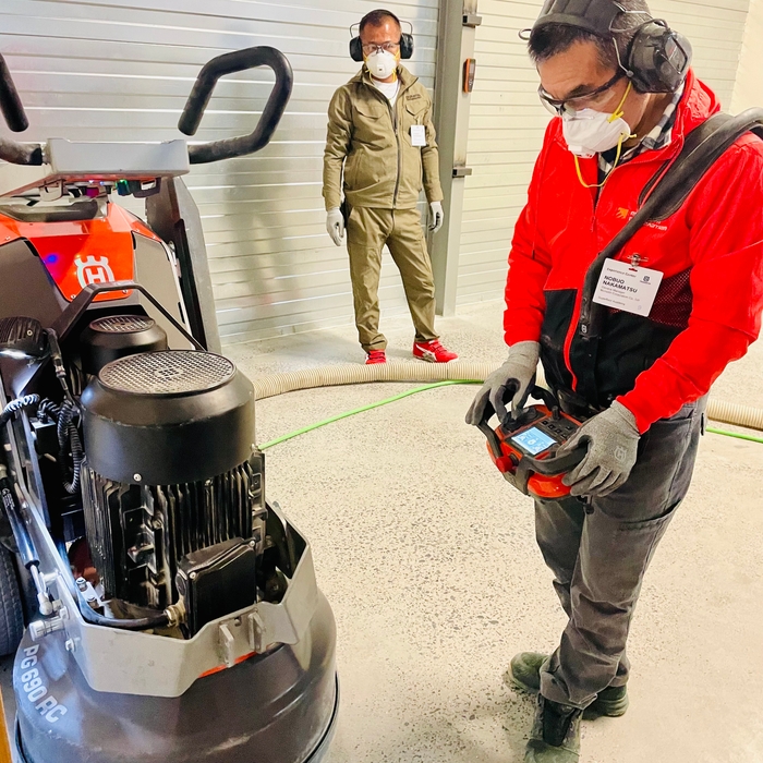 ベルギーでの機械研修に参加の仲松と川村