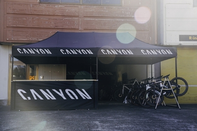 日本屈指のサイクリングホットスポット「尾根幹」にも近く、東京オリンピックのロードレースにも使用された多摩ニュータウン通り沿いにオープンした『キャニオン東京テストセンター』で、キャニオンバイクにじっくり試乗してみませんか？ Photo: Yufta Omata