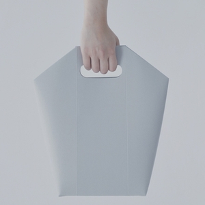 『デザインのひきだし50』でも紹介している、折り目がないのに畳める紙袋「UNBOX 2nd」（福永紙工）