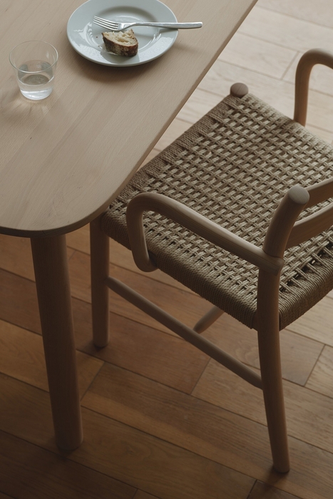 有機的な形状のアーム、背もたれ