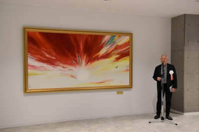 絵画「輝翔」について紹介する木村画伯