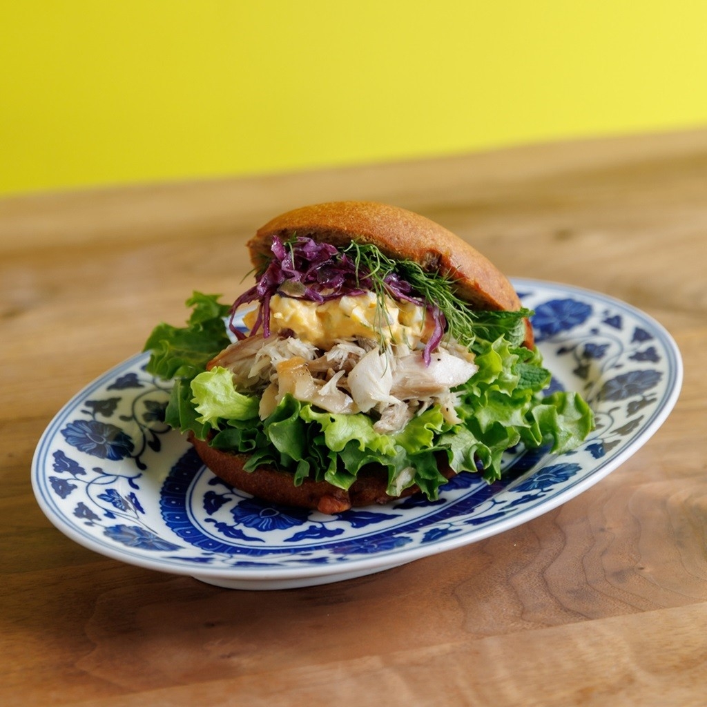 焼き鯖と麹タルタルのハーブサンド 896円(税込)