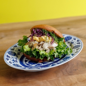 焼き鯖と麹タルタルのハーブサンド　896円（税込）