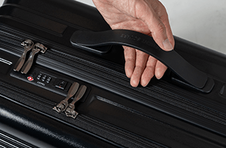 ▲荷物の上げ下げをサポートするフラットサイドハンドル