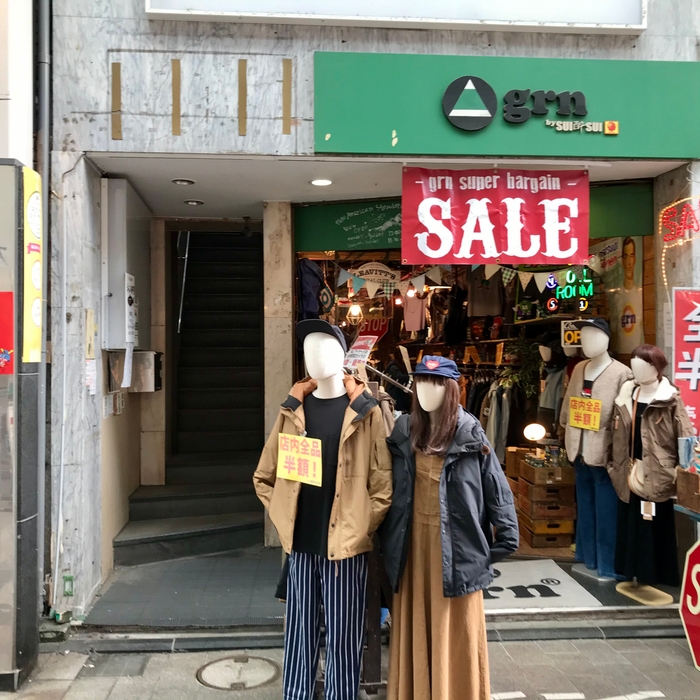 まさに知る人ぞ知る隠れ家のアプローチ!