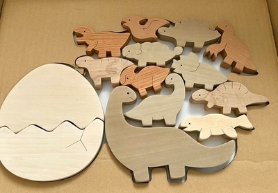 子どもたちにプレゼントする「バランス恐竜ブロック」＝あすなろ工房提供