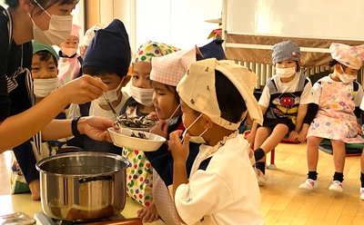 近大附属幼稚園児が、奈良の高級いちご「古都華」のひみつを学ぶ　いちご農家と果物店の方を講師に迎え、食育特別授業を実施