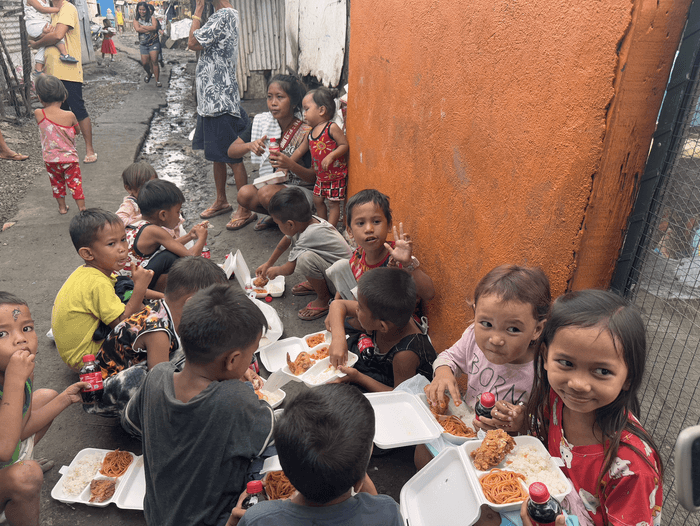 支援を受けた子どもたちが食事をしている様子