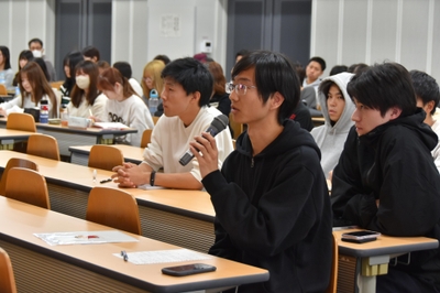 質問する学生