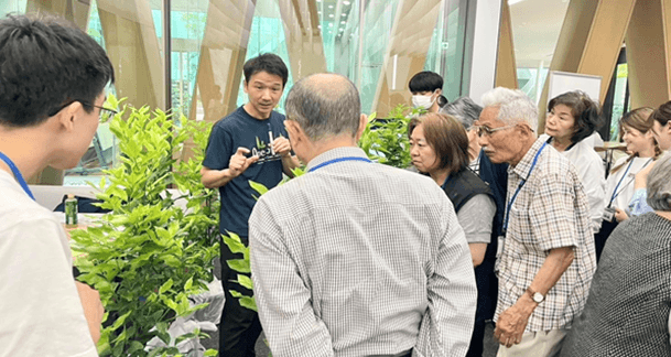 近大生が地域の方々とレモン栽培を通じて多世代交流　18歳から85歳までの仲間が集まり、レモンの成長を報告