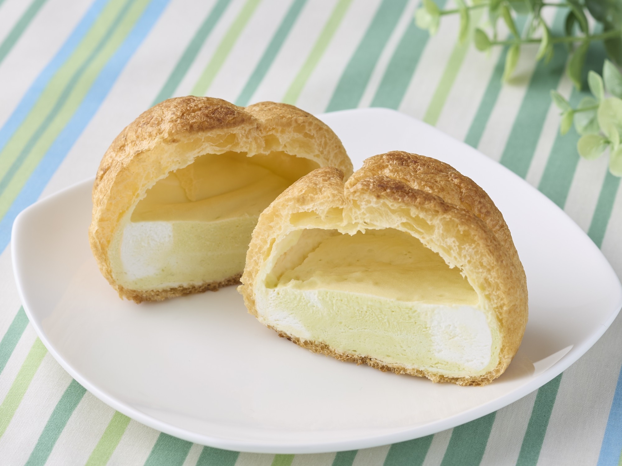 上質な静岡クラウンメロンが香るシュークリーム 全国のミニストップで4月8日(火)より期間限定発売 「クラウンメロンシュークリーム」