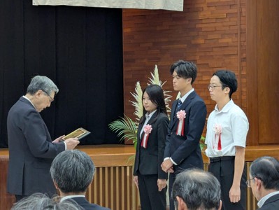 感謝状を受け取る（右から）兼田さん、藤崎さん、尾崎さん