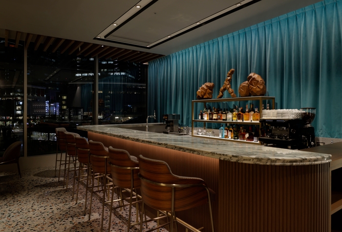 7席のカウンターバー