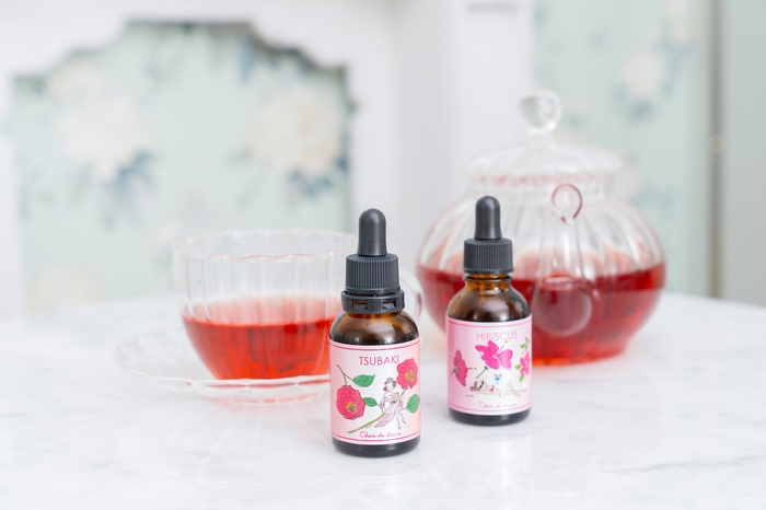 和のフラワーエッセンス((左)椿フラワーエッセンス(右)ハイビスカスフラワーエッセンス 各3,996円税込)