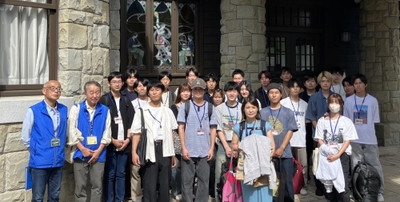 視察調査に参加した学生ら（二葉館で）