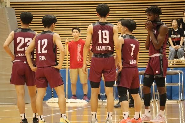 コート上で作戦を練る理大附の選手たち