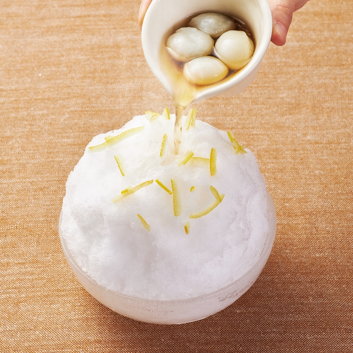 天然水の削り氷「和三盆ゆず蜜と温ごま団子」1,000円(税込1,100円)