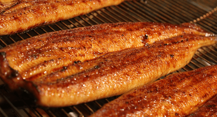 ※「鹿児島産 無投薬で育てた健康うなぎ長焼」焼きの様子