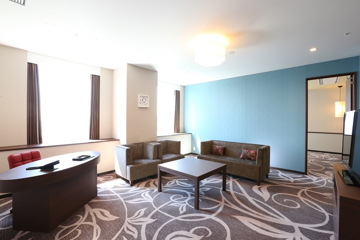 コーナースイートダブル(80m2)のリビングルームです。ワークデスクもございます。