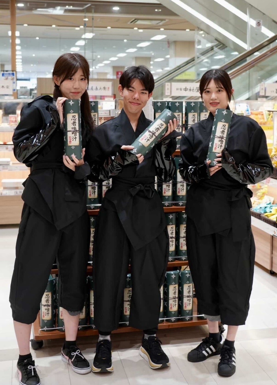 “忍者×味噌汁”で和食文化を国内外へ発信
法政大学経営学部西川英彦ゼミの学生が体験型土産
「忍者の一杯 ― NINJA MISO SOUP ―」を開発、6月8日より販売開始