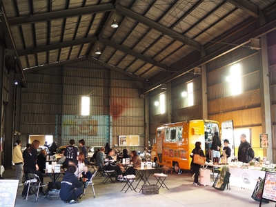 VEGGIE GARAGEのカフェ空間