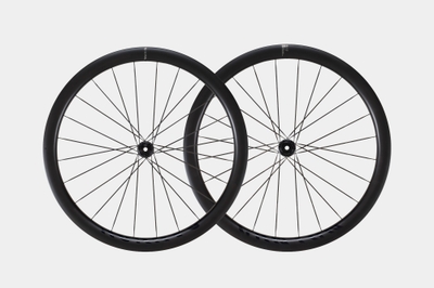 エンデュレース CF SLX 7 AXSに搭載される、DT Swissと共同開発の新型カーボンホイール。エンデュランスライドの特性に最適化され、走行性能をさらに引き上げます。