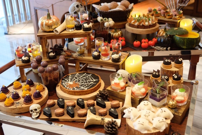 銀座「アルジェント」ではスイーツ17種、セイボリー3種・自家製パン3種で彩ったハロウィンワゴンが登場!