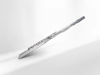 ローランド初！スタイリッシュで軽量な フルート・スタイルのデジタル管楽器が登場