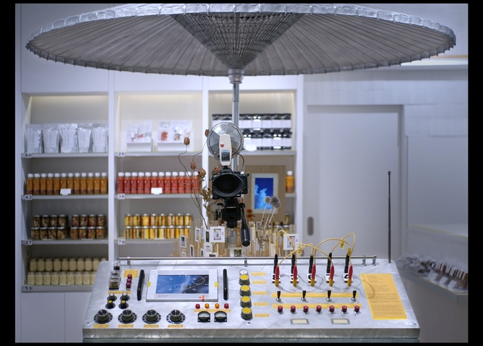 鑑賞者に語りかけてくるような、季節、雲、風、日差しを自由自在に操れる(と見せかけた)装置