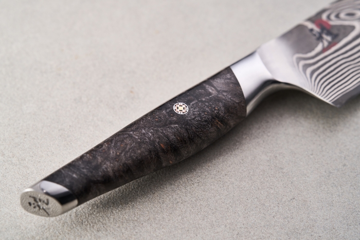 刀形に合わせてゼロから削りだしたハンドル