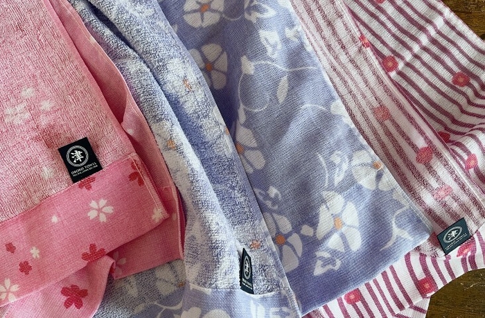 片面がガーゼ地で片面がタオル地となっている「おもてなしタオル」