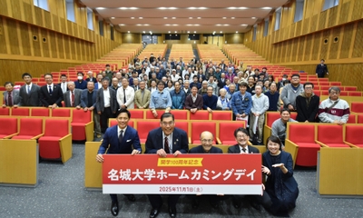 記念写真に収まる参加者