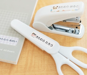 カメラのキタムラ 最短1時間仕上げのお名前シール 『ぺたねーむEXPRESS』が『映画おしりたんてい スター・アンド・ムーン』とのコラボデザインを期間限定で発売