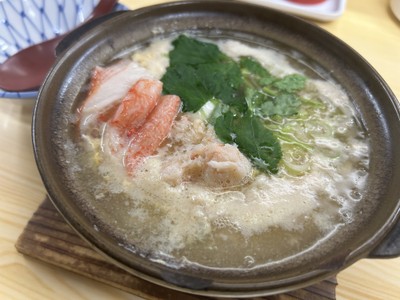 地元で人気の居酒屋で味わえるカニ雑すい（実際に提供されるメニューとは異なる可能性があります）